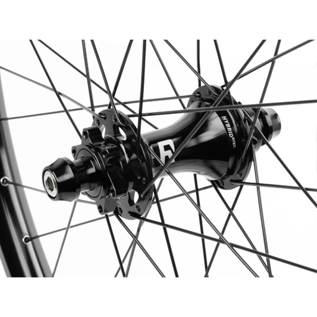 Close-up of a Radio Orbiter/Sonar FREECOASTER MTB hub and spokes in black and white, highlighting the detailed engineering and sleek design.