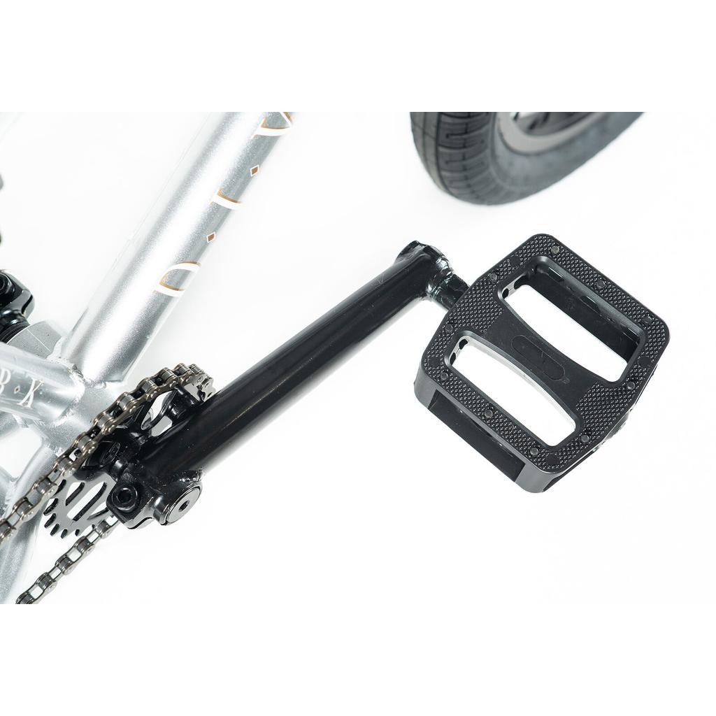 Close-up of the 3-piece crank, pedal, chain, and part of the frame on the Division Reark 20 Inch Bike featuring a sealed bottom bracket, set against a white background.
