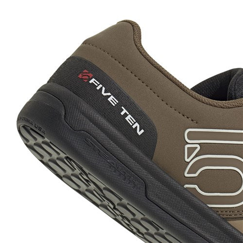 Close-up of the heel and sole of the Five Ten Freerider Pro Flat Core Shoes in CRDBRD/OFF WHT/CORE, showing the brand logo and textured Stealth rubber outsole for superior grip.