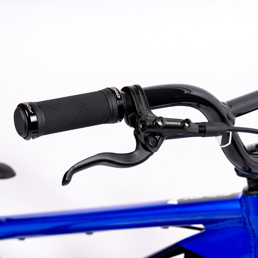 A close up of a Inspyre Evo Disc Junior Bike with a black handlebar, featuring a hydroformed 6061 aluminium frame.