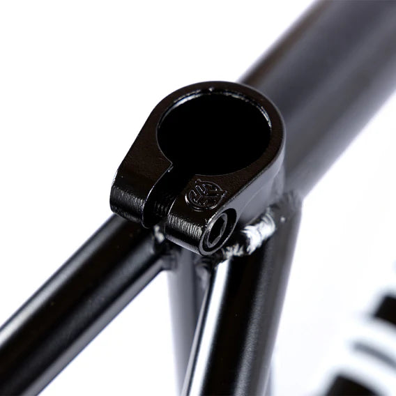 Close-up of a black seat clamp on the Federal Bruno ICS2 Frame, showcasing detailed welds on 4130 Chromoly tubing and the clamp’s logo.