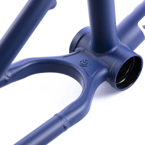 Close-up of the Federal Command ICS2 Frame, in blue, highlighting the bottom bracket and chainstay area. Expertly crafted from durable 4130 Chromoly steel.