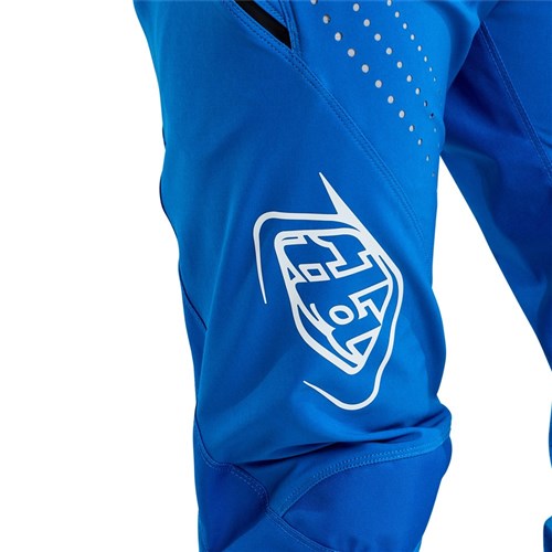 Close-up of TLD 25.1 Sprint Pant in Mono Bright Blue showcasing a white logo and dotted thigh accents, crafted from durable materials.
