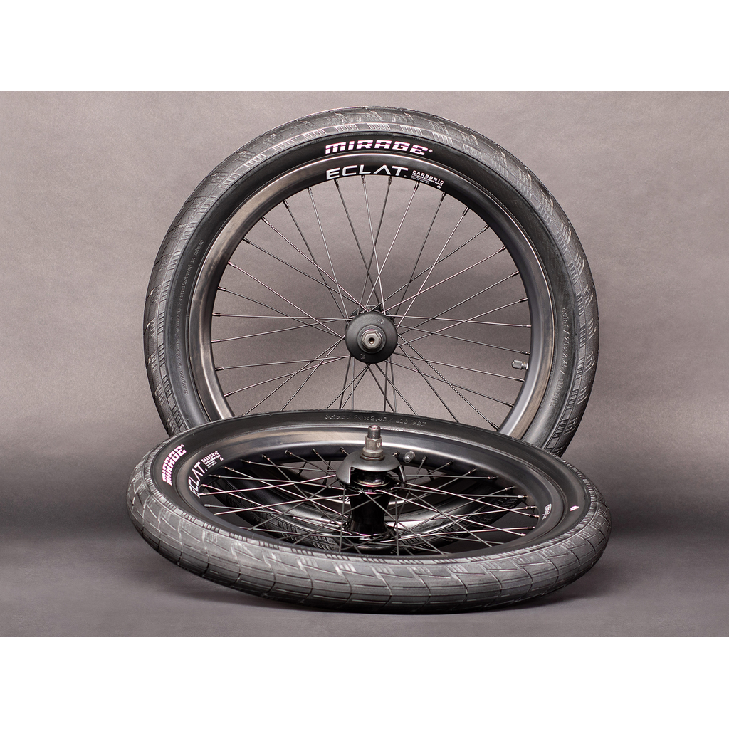 A lightweight Eclat Carbonic Rim (Brakeless) and tire on a gray background.