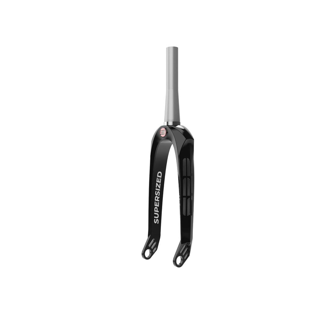 SPP - Pro Tapered Cruiser Carbon Forks 24 Inch in black and silver, featuring “SUPERSIZED” along the side, are expertly crafted from high-modulus carbon fibre for superior strength and performance. Designed to accommodate a front wheel with a 20mm thru-axle and securely attach to your bike frame.