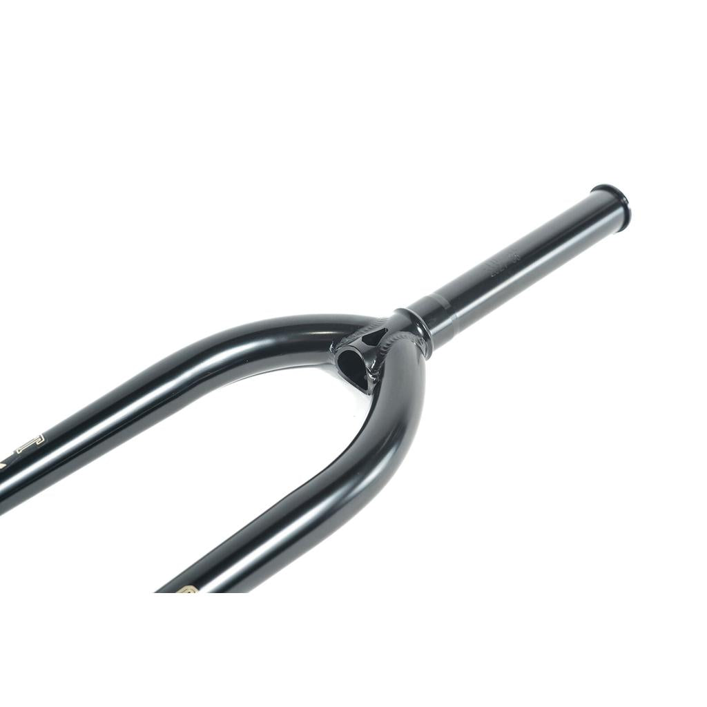 Colony Cadet 18 Inch Forks are made from heat-treated CrMo with a straight steerer tube and two curved fork arms. These durable BMX forks deliver excellent performance, shown isolated on a white background.