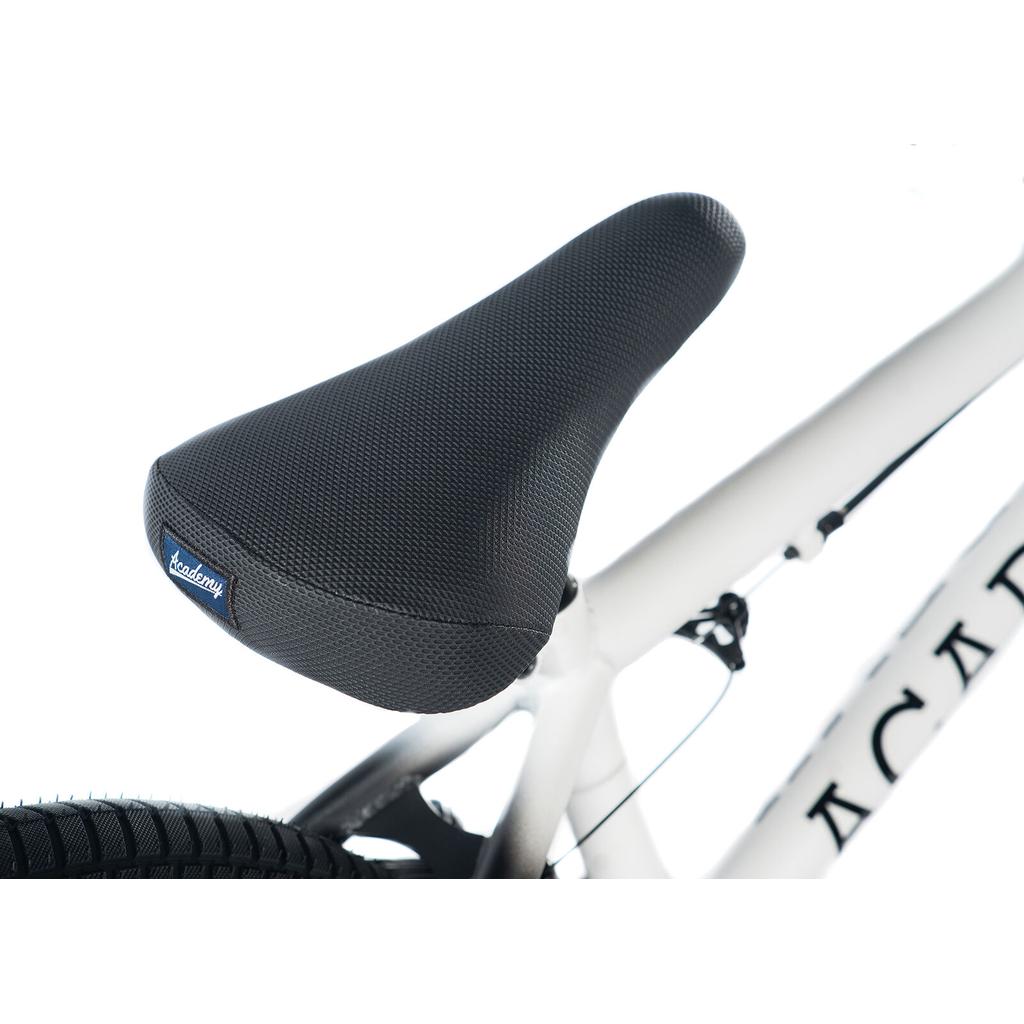 Academy Trooper 18 Inch Bike, White / Black Fade