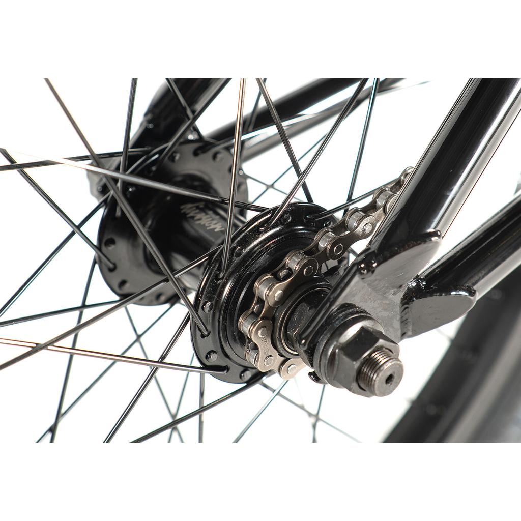 Close-up of the Division Blitzer 18 Inch Bike wheel hub, detailing the spokes, chain, cog, and axle against a white background—perfect for beginner BMX riders or kids starting out.