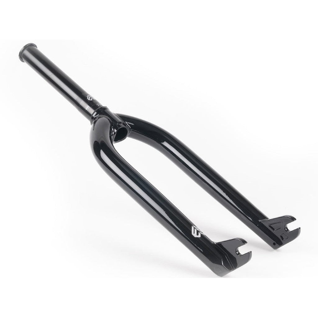 The Eclat Coda Forks (26mm Offset) impress with their sleek, glossy black design and seamless 4130 chromoly construction, complete with front dropout slots for wheel attachment and the precision of investment cast dropouts.