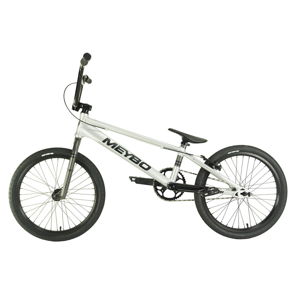 A white Meybo 2024 Clipper Pro 21 bike featuring hydraulic disc brake, placed against a white background.