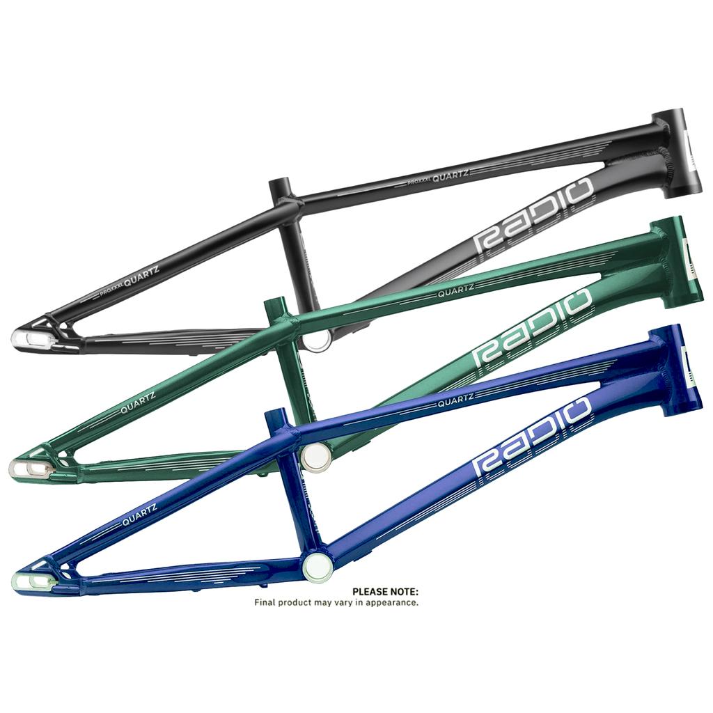 Three Radio Raceline Quartz Disc Pro XXXL frames in black, green, and blue are aligned diagonally. Crafted with a lightweight alloy frame for agility, they come with a note indicating potential variations in final appearance.