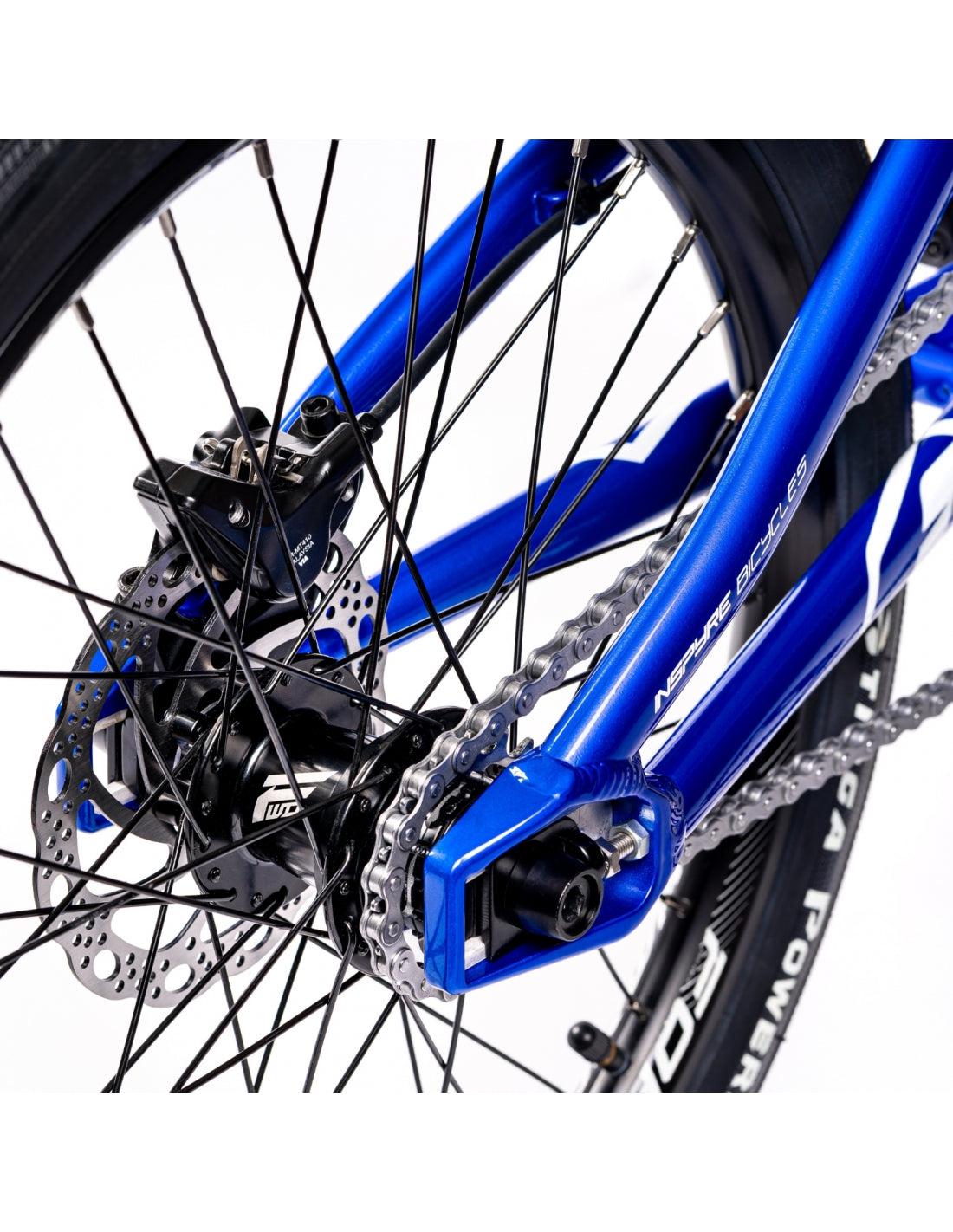 A close up of a blue Inspyre Evo Disc Expert Bike with a chain.