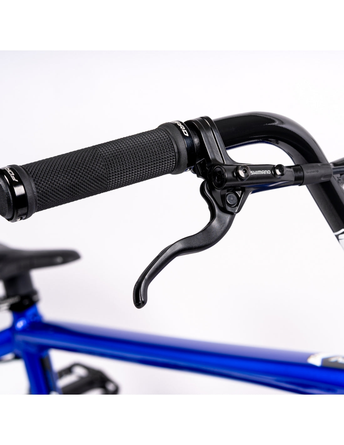 A close up of a blue handlebar on an Inspyre Evo Disc Pro XXL Bike.