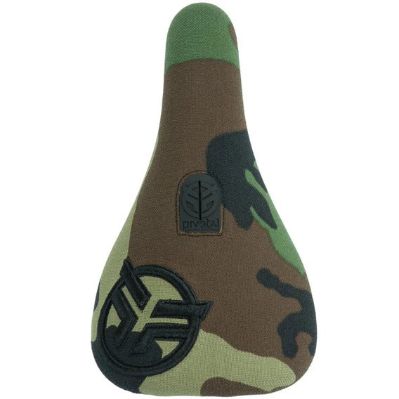 The Federal Logo Slim Pivotal Seat Camo features raised black stitching and two embroidered logos, designed for use with a Pivotal seat post.