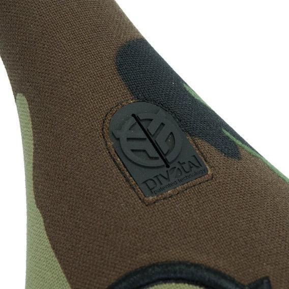 Close-up of the Federal Logo Slim Pivotal Seat in camo, showcasing a raised black stitched logo patch.
