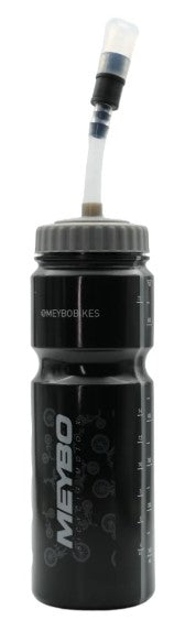 SD and Meybo Water Bottle With Straw 26.5 in the black Saya colourway, featuring a grey lid and a clear straw.