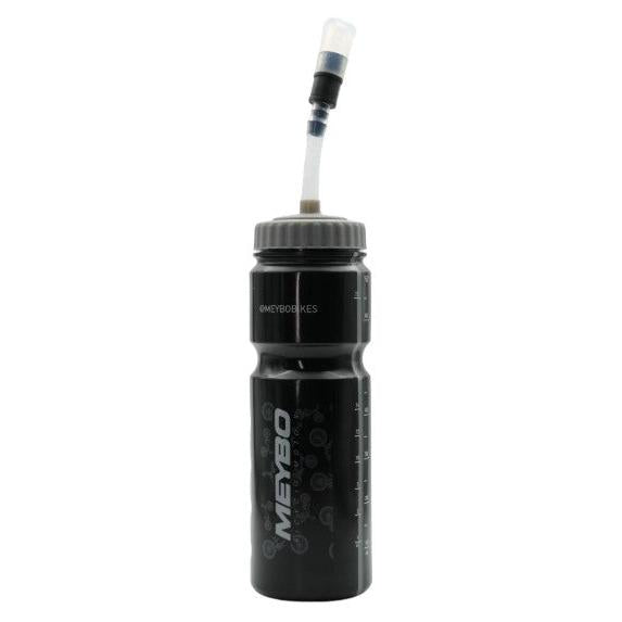SD and Meybo Water Bottle With Straw 26.5 in the black Saya colourway, featuring a grey lid and a clear straw.