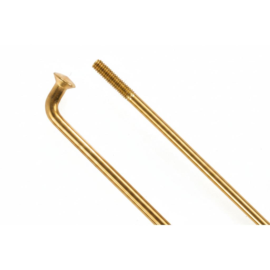 Two gold-colored Spectre T302 SB Sandvik 14G spokes—each custom cut to size and finished with a titanium plating—are displayed on a white background: one reveals its threaded end, while the other shows a carefully bent, flattened head. Expertly crafted from Sandvik stainless steel, these spokes offer exceptional strength and durability.